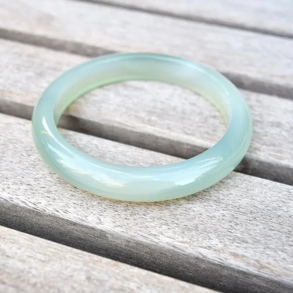 Elegant Jade Green Bracelet - Picture 2 of 6